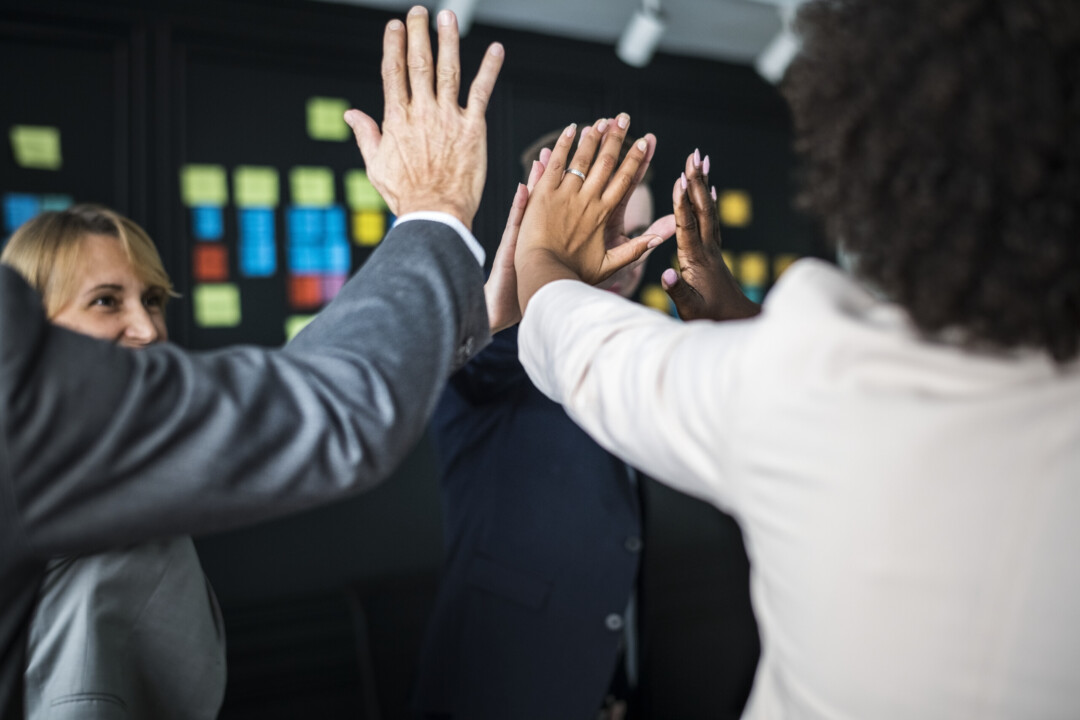Líder e equipe utilizando inteligência artificial e aprendizado contínuo para desenvolver talentos e impulsionar a inovação